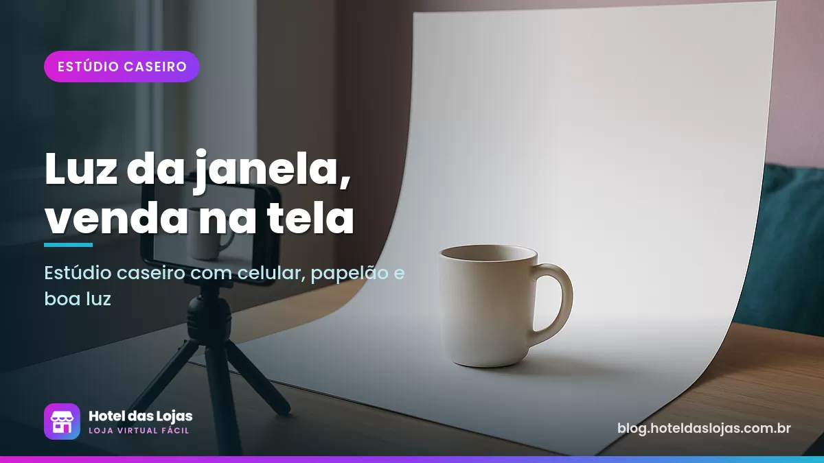 Estúdio caseiro na janela com fundo de cartolina branca e celular no tripé fotografando uma caneca