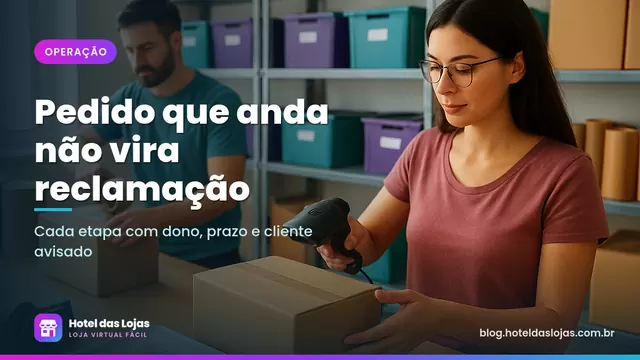 Mulher confere pacote e homem fecha caixa em bancada de expedição organizada, com prateleiras e papel kraft