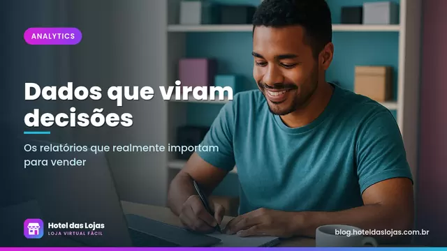 Lojista de eletrônicos anota conclusões em um caderno enquanto analisa os dados da loja no notebook