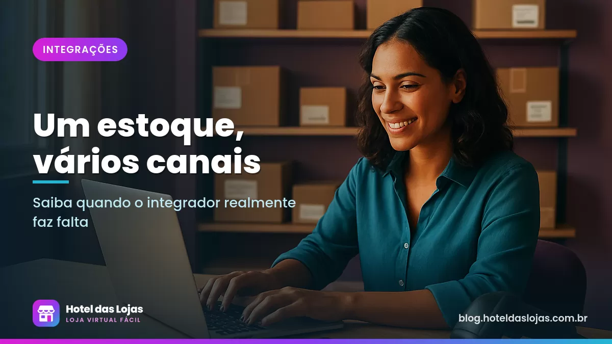 Lojista em escritório com notebook, tablet e prateleiras de caixas etiquetadas organizando pedidos de vários canais