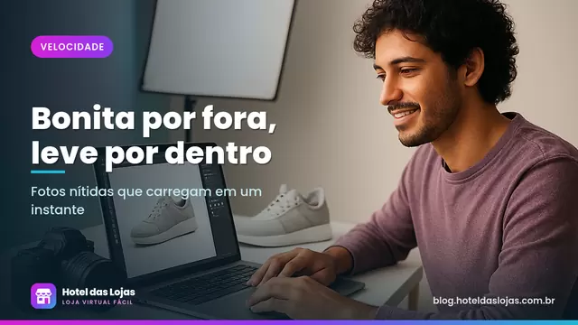 Fotógrafo edita fotos de produtos no notebook ao lado de uma câmera, um vaso e um tênis sobre a mesa branca