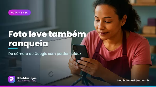 Artesã fotografa anel de prata em caixa de luz sobre a bancada, com celular apoiado em minitripé