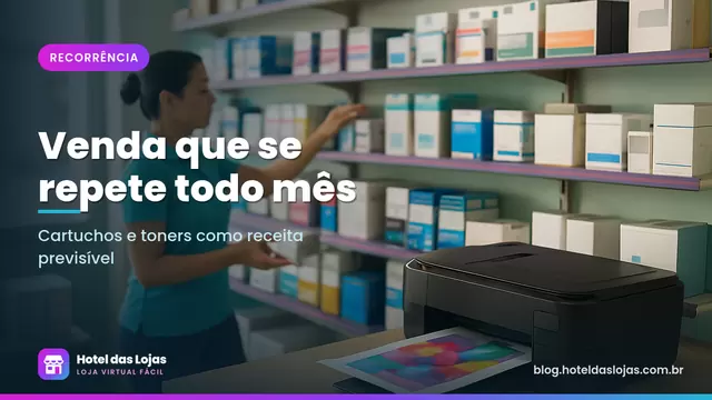 Loja de informática com prateleiras de cartuchos e toners organizados e uma impressora jato de tinta no balcão