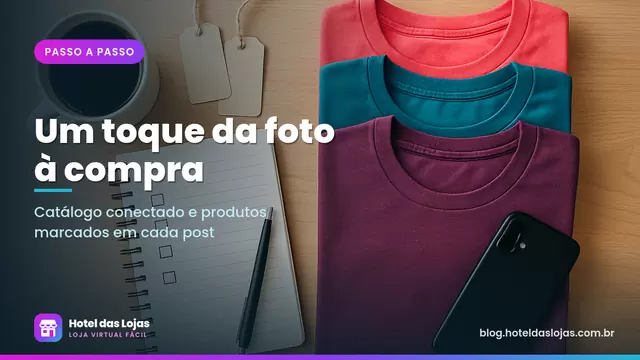Mesa de uma pequena loja com camisetas dobradas, etiquetas de preço e um caderno com checklist de configuração