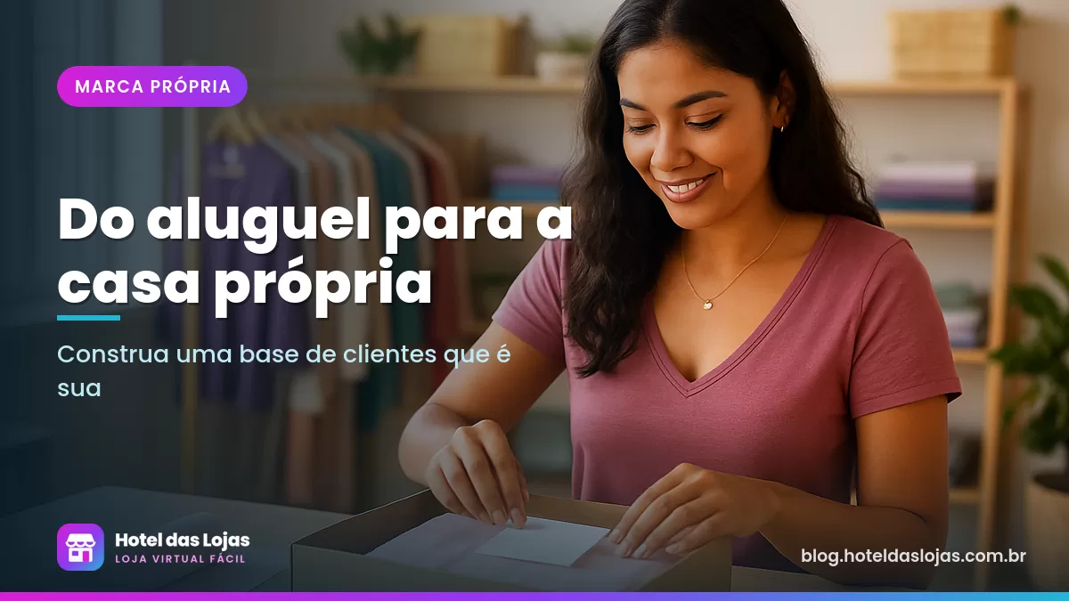Empreendedora embala pedido em caixa kraft com papel de seda e cartão de agradecimento em ateliê iluminado
