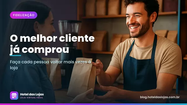 Dono de torrefação entrega pacote de café a cliente sorridente no balcão de madeira, com sacas de grãos ao fundo