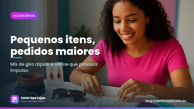 Jovem organiza colares, brincos, cintos enrolados e óculos de sol sobre uma mesa branca para fotografar