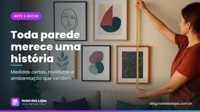 Parede de sala com composição de quadros em molduras pretas e de madeira acima de um sofá bege