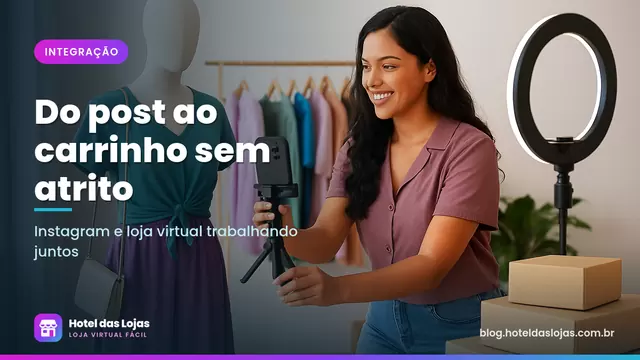 Dona de boutique fotografando look no manequim com celular em tripé ao lado de arara e pacotes prontos