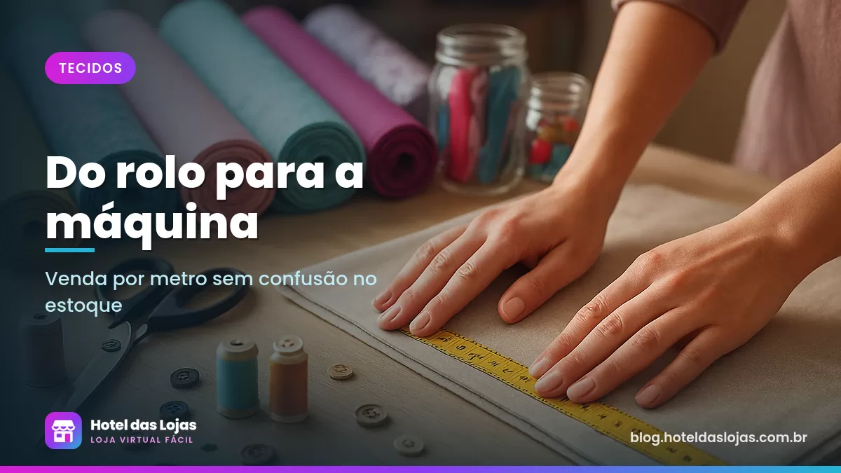 Mesa com rolos de tecidos coloridos, fita métrica, tesoura, linhas, botões e zíperes de uma loja de tecidos