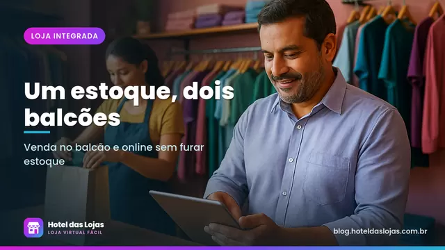 Lojista conferindo o tablet no balcão enquanto funcionária embala um pedido online em uma boutique de bairro