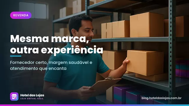 Lojista confere caixas de produtos no pequeno estoque com prateleiras de metal, segurando uma prancheta