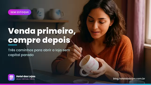 Artesã pintando uma caneca personalizada sob encomenda em um ateliê caseiro com notebook ao lado