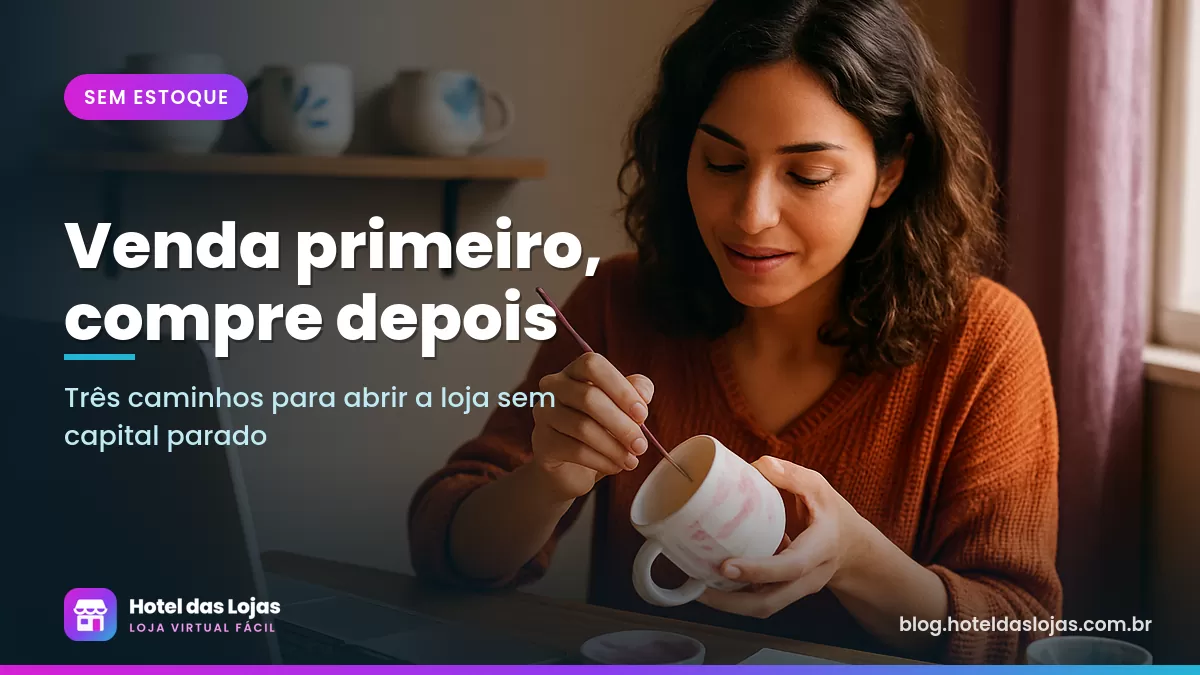 Artesã pintando uma caneca personalizada sob encomenda em um ateliê caseiro com notebook ao lado