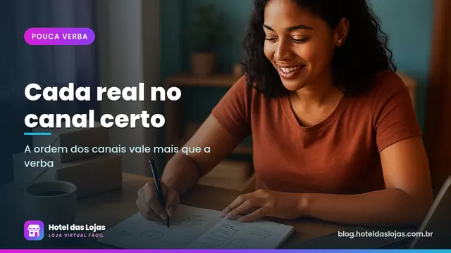 Lojista planeja a divulgação da loja em um caderno ao lado do notebook e de pacotes prontos para envio