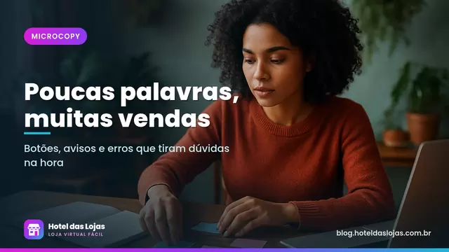 Redatora organiza bilhetes e cartões com frases curtas sobre uma mesa de madeira ao lado do notebook