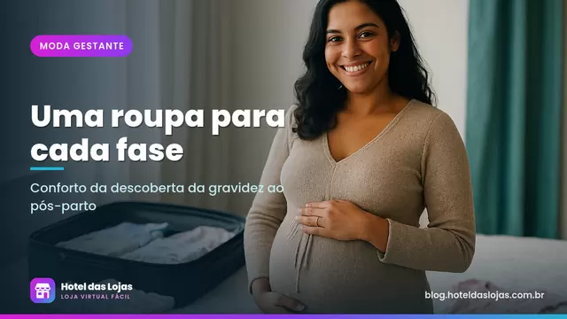 Gestante sorridente usa vestido de malha ao lado de mala da maternidade com roupas de bebê e camisola