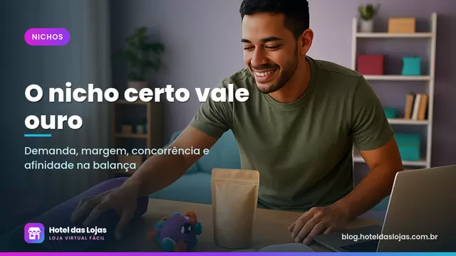Jovem empreendedor organizando amostras de produtos de nichos diferentes sobre a mesa ao lado de um caderno