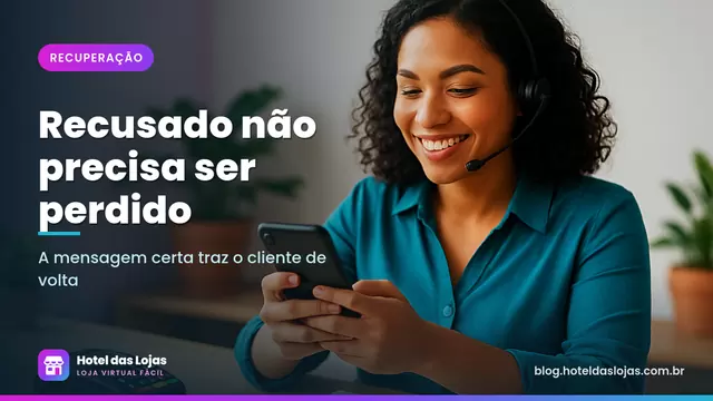 Atendente sorridente digita mensagem no celular para ajudar cliente com pagamento recusado