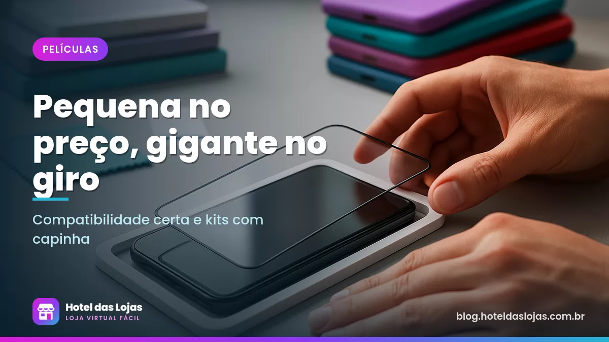 Mãos aplicam película de vidro em celular sobre a mesa, com flanela, caixas de películas e capinhas ao fundo