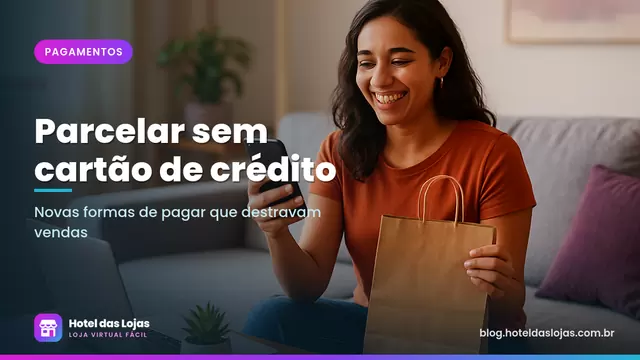 Cliente sentada no sofá com o celular na mão e uma sacola de compras, feliz por conseguir parcelar a compra