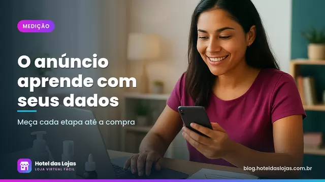 Dona de loja de cosméticos analisa o funil de vendas desenhado em um caderno ao lado do notebook