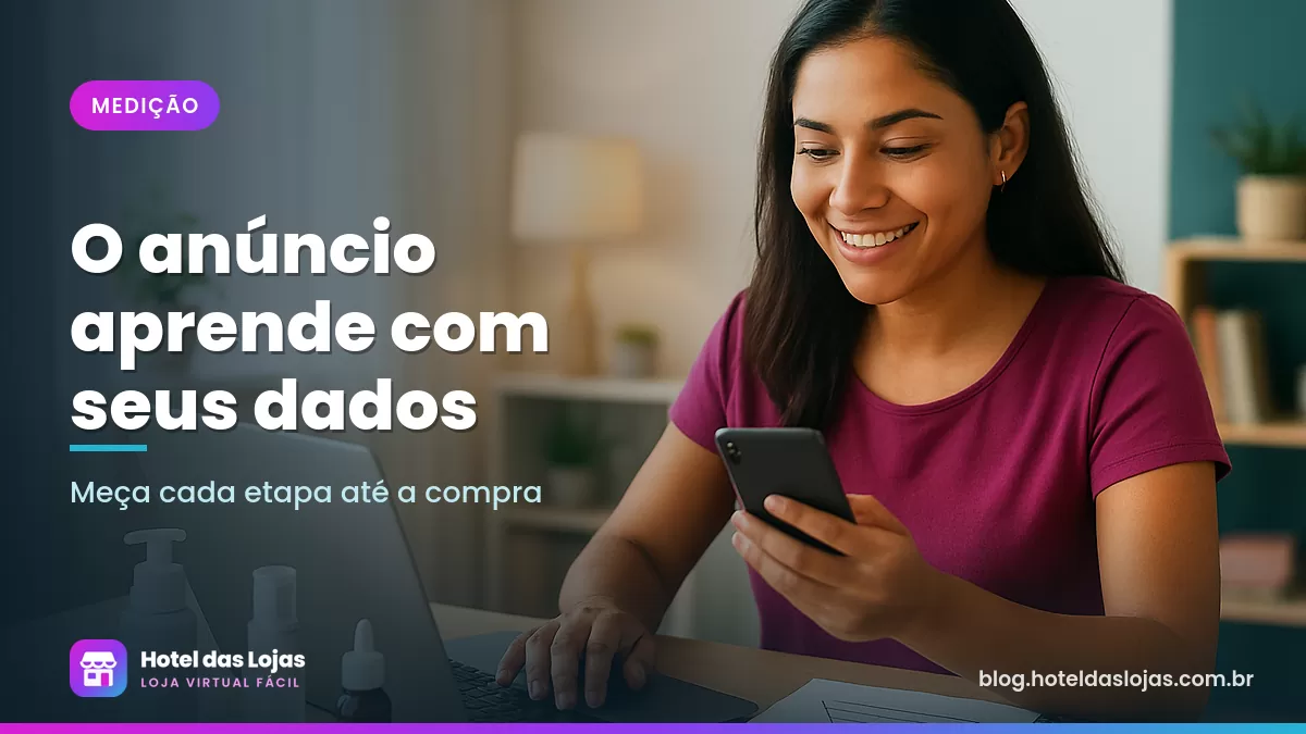 Dona de loja de cosméticos analisa o funil de vendas desenhado em um caderno ao lado do notebook