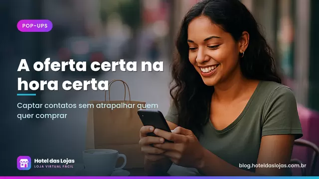 Mulher sorri olhando o celular em uma mesa de café, com uma xícara e uma sacola de compras ao lado