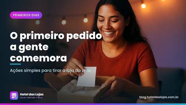 Lojista sorridente embala o primeiro pedido em caixa kraft com papel de seda e cartão de agradecimento