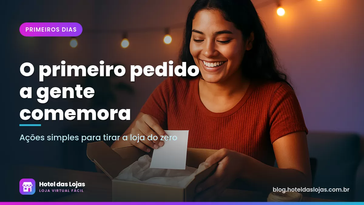 Lojista sorridente embala o primeiro pedido em caixa kraft com papel de seda e cartão de agradecimento