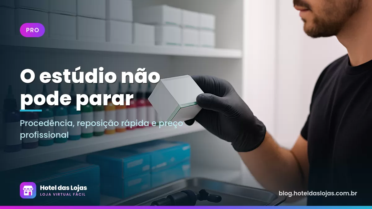 Prateleira de estúdio de tatuagem com caixas de cartuchos estéreis, tintas, luvas e máquina rotativa