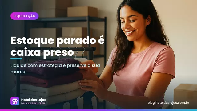 Dona de loja organiza arara de roupas e etiquetas em branco em um estoque claro com caixas nas prateleiras