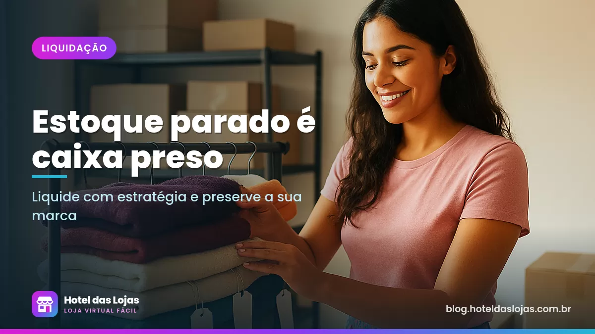 Dona de loja organiza arara de roupas e etiquetas em branco em um estoque claro com caixas nas prateleiras
