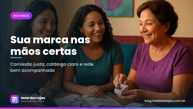 Três revendedoras reunidas em uma sala com cosméticos, caixinhas de joias e catálogo aberto sobre a mesa