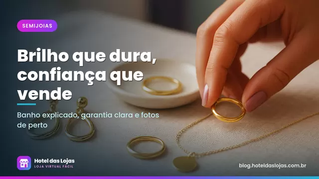 Brincos, colar e anéis dourados sobre tecido bege com a mão de uma mulher pegando um anel