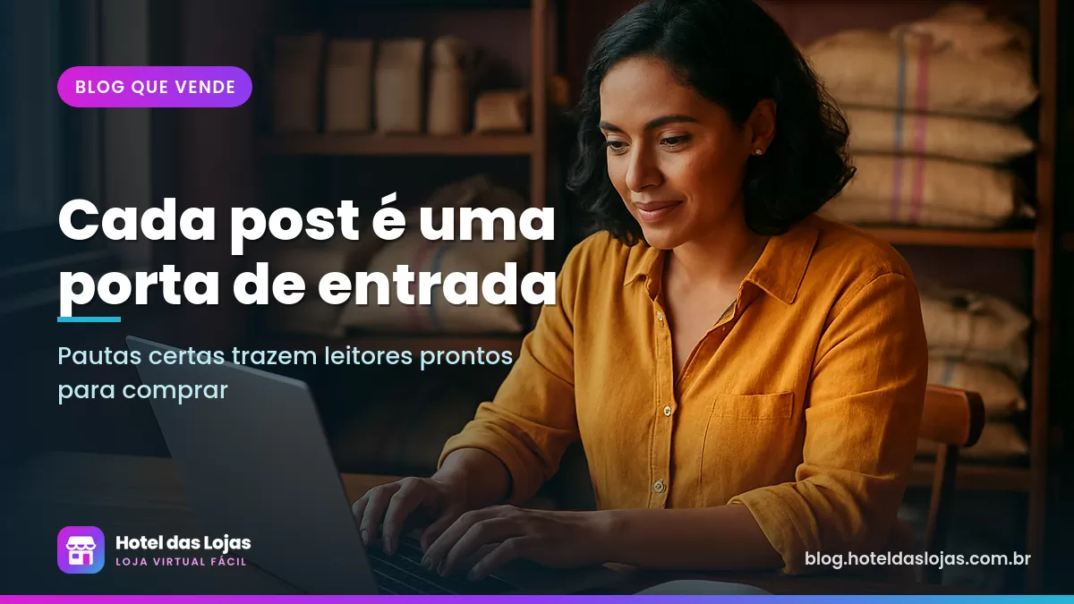 Lojista escreve no notebook ao lado de pacotes de café e caderno com ideias de pautas para o blog da loja