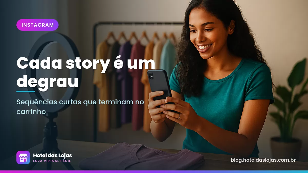 Lojista gravando stories com o celular de uma blusa dobrada sobre a mesa da loja