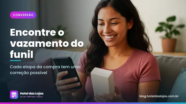 Cliente sorridente no sofá segura o celular e a caixa de um produto de skincare comprado online