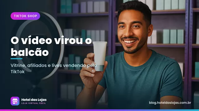 Jovem lojista apresenta um produto para a câmera do celular durante uma live de vendas em um pequeno estoque