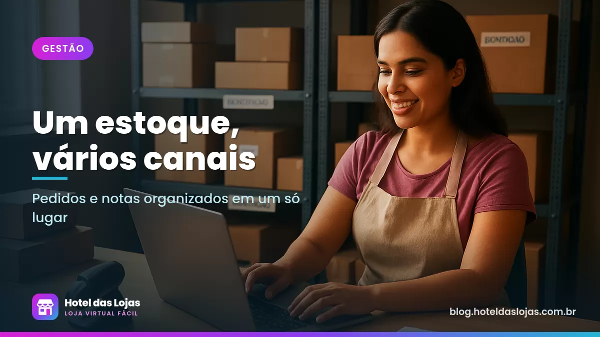 Lojista confere o notebook em um estoque organizado, com caixas etiquetadas e leitor de código de barras na mesa