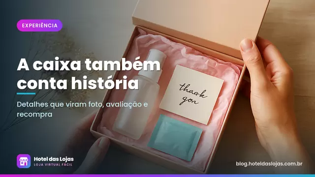 Mãos abrem caixa com papel de seda, frasco de skincare, cartão escrito à mão e amostra em mesa clara