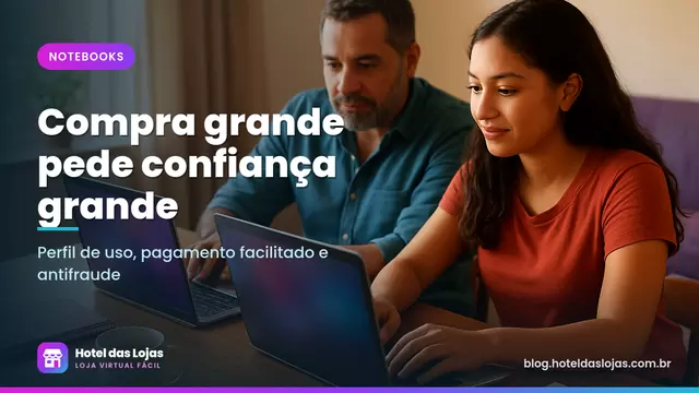 Estudante e pai comparam dois notebooks abertos sobre a mesa da sala em fim de tarde