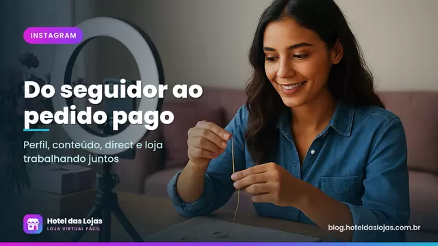 Empreendedora grava um vídeo curto de semijoias com o celular em um estúdio caseiro para publicar no Instagram