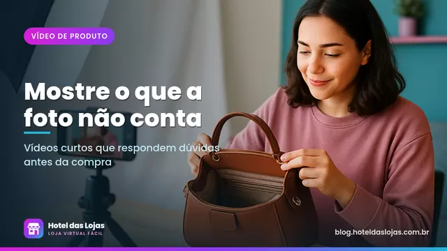 Lojista gravando com o celular em um tripé o vídeo de uma bolsa de couro em um estúdio caseiro