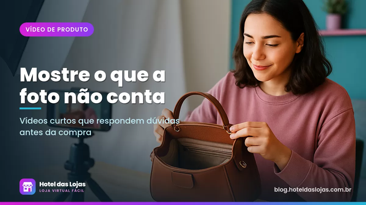 Lojista gravando com o celular em um tripé o vídeo de uma bolsa de couro em um estúdio caseiro